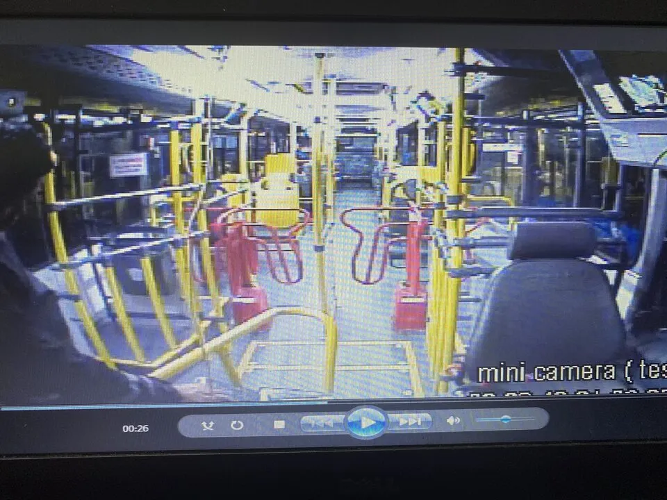 Imagem de câmera interna de ônibus exibida no monitor do DVR