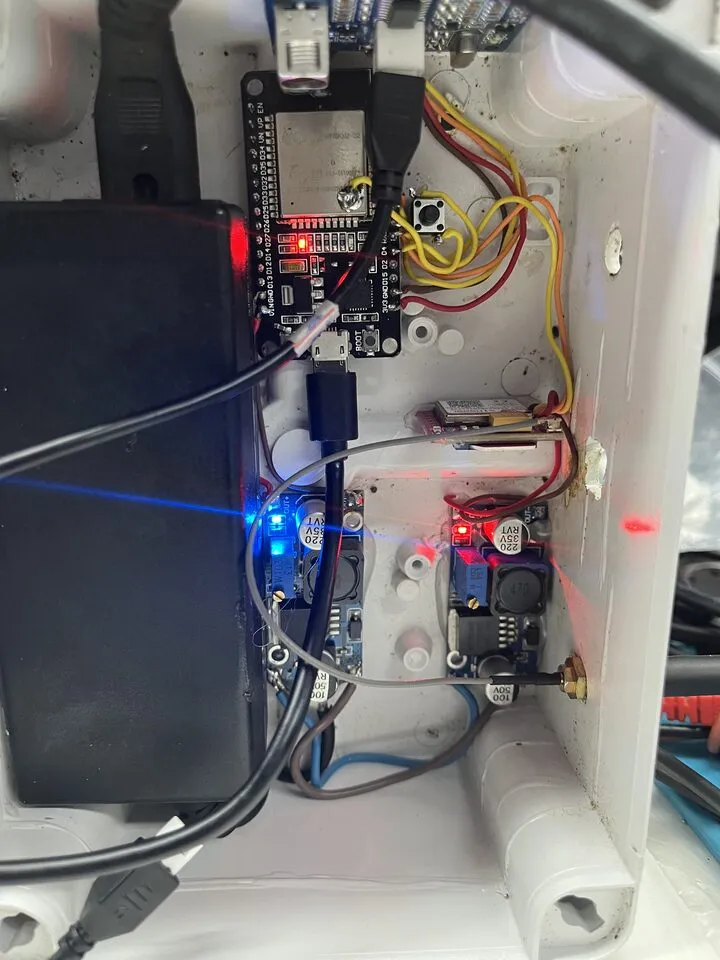 Dispositivo de monitoramento montado numa caixa com ESP32, fonte e conversores