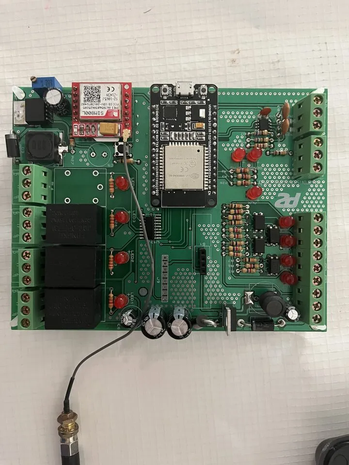 Placa verde da Provisão com ESP32, módulo GSM, relés e antena