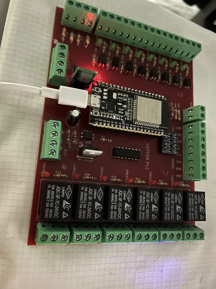 Placa controladora vermelha com ESP32, entradas e oito relés