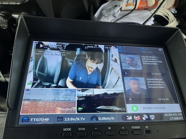 Monitor de gravador de vídeo veicular em teste de funcionamento